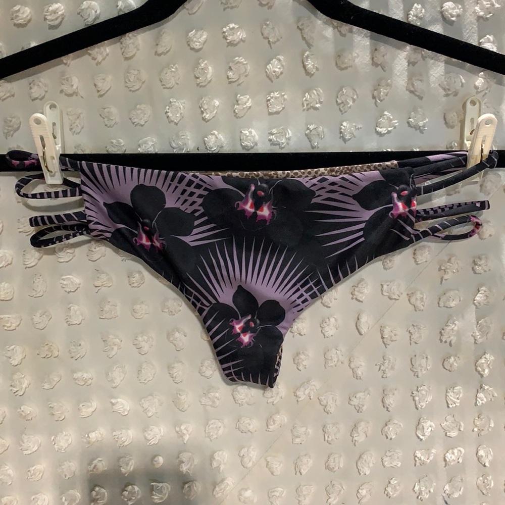 Acacia Brand size Small cheeky bottoms